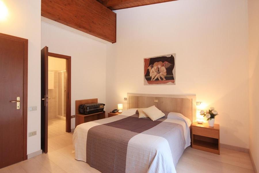 Hotel Colomber การ์โดเน ริเวียรา ภายนอก รูปภาพ