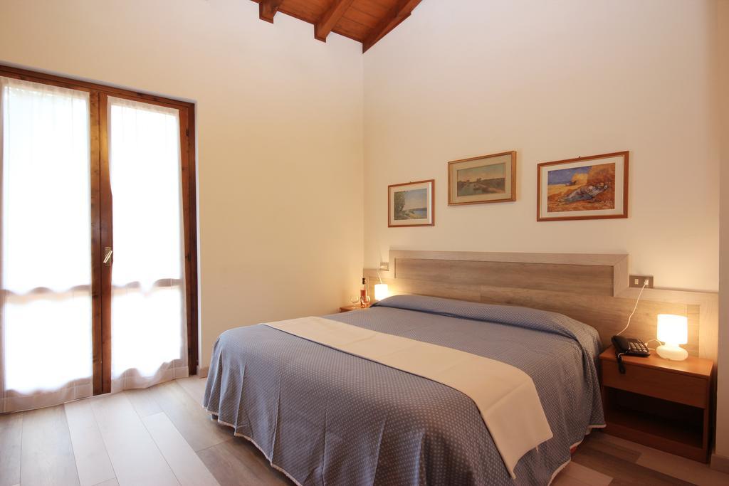 Hotel Colomber การ์โดเน ริเวียรา ภายนอก รูปภาพ