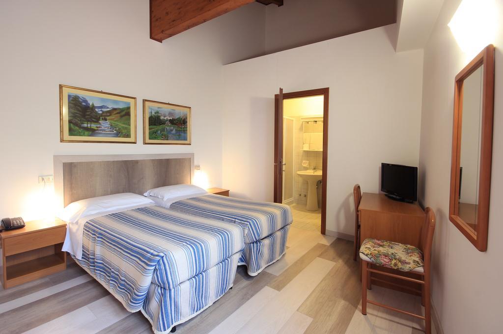 Hotel Colomber การ์โดเน ริเวียรา ภายนอก รูปภาพ