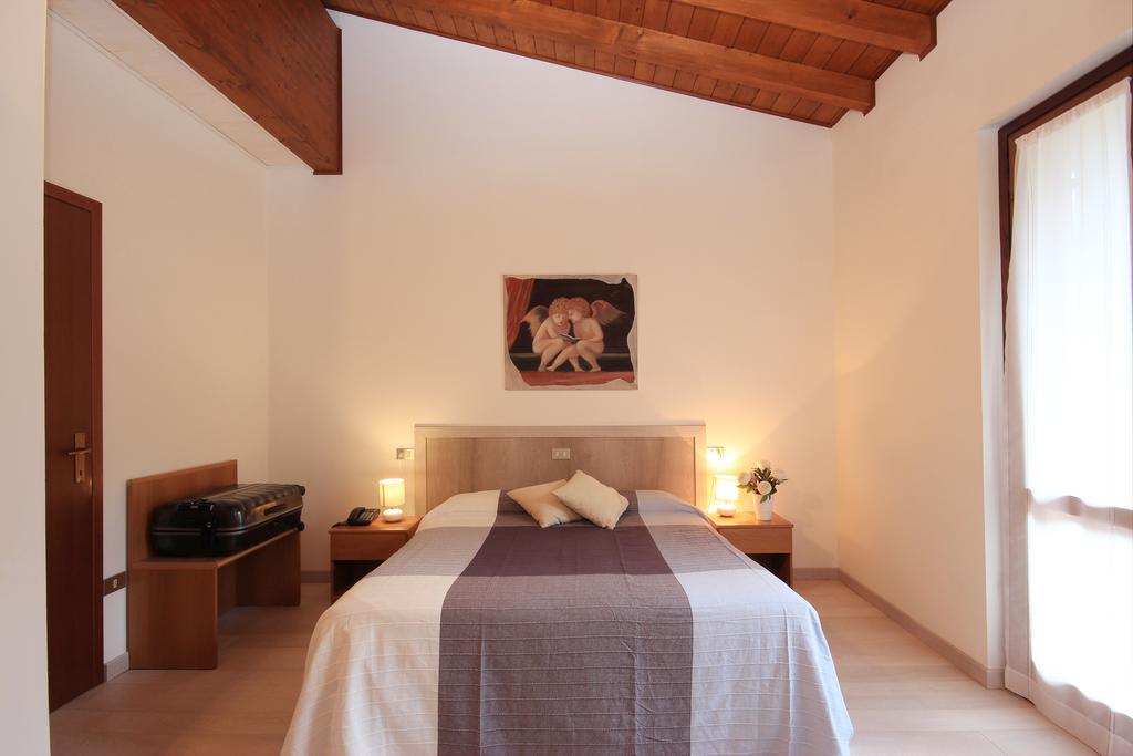 Hotel Colomber การ์โดเน ริเวียรา ภายนอก รูปภาพ