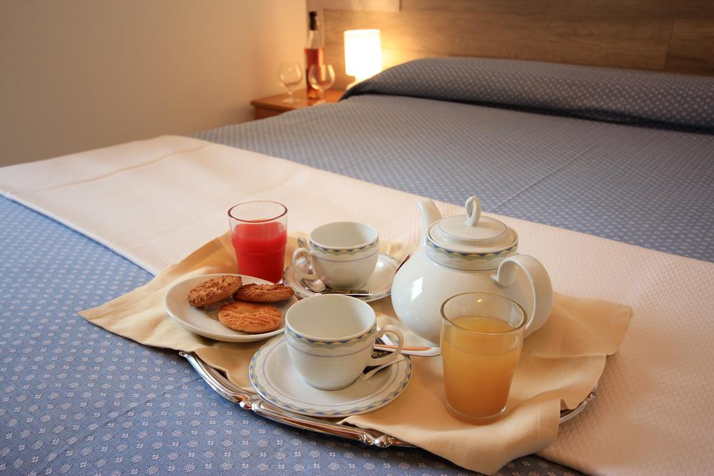 Hotel Colomber การ์โดเน ริเวียรา ภายนอก รูปภาพ