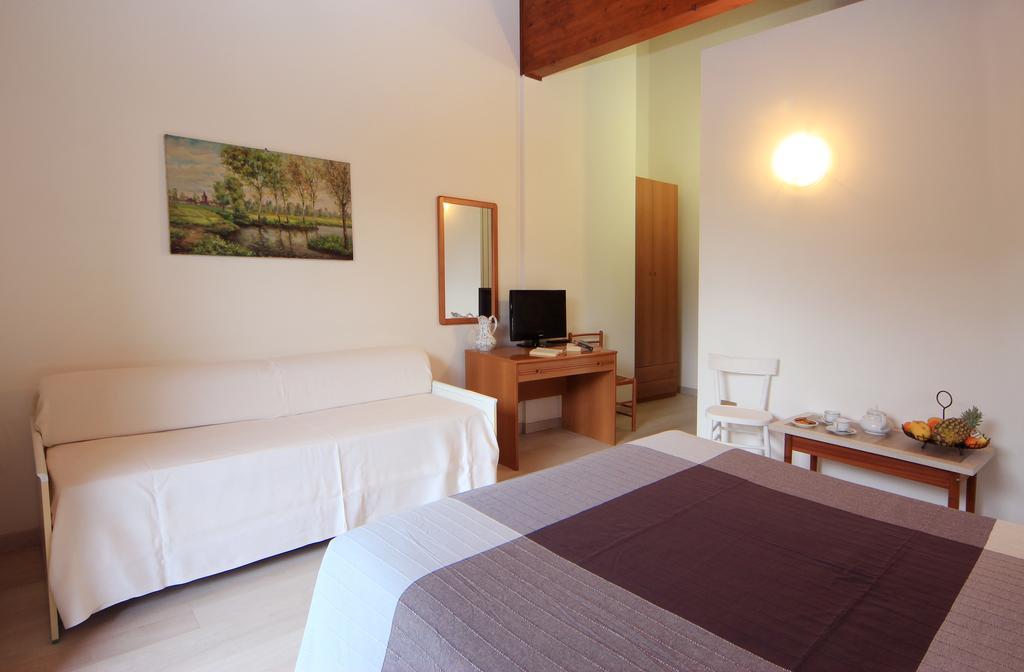 Hotel Colomber การ์โดเน ริเวียรา ภายนอก รูปภาพ