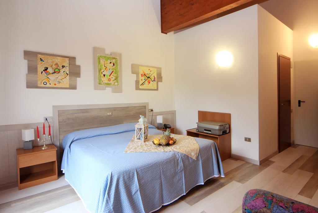 Hotel Colomber การ์โดเน ริเวียรา ภายนอก รูปภาพ