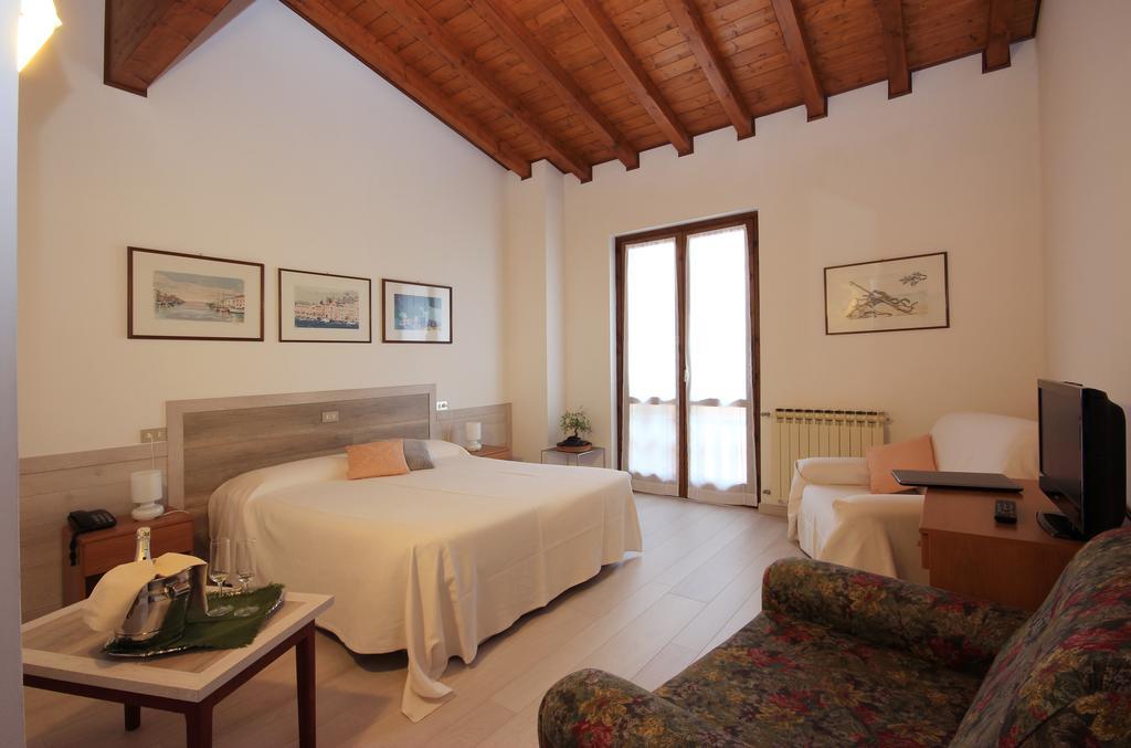 Hotel Colomber การ์โดเน ริเวียรา ภายนอก รูปภาพ