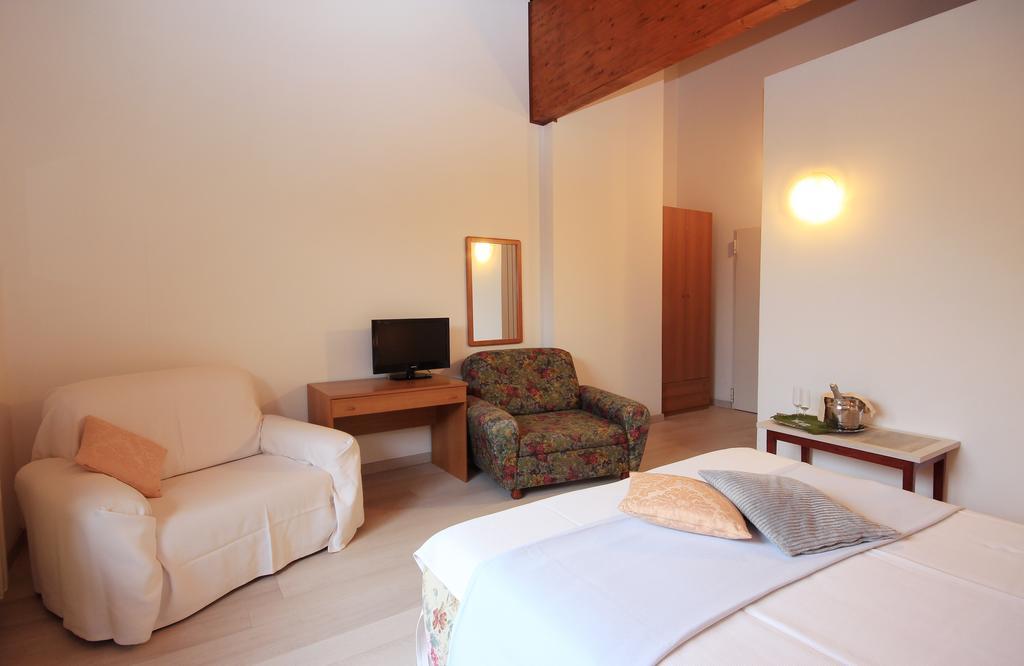 Hotel Colomber การ์โดเน ริเวียรา ภายนอก รูปภาพ
