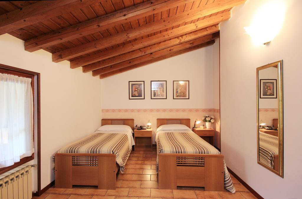 Hotel Colomber การ์โดเน ริเวียรา ภายนอก รูปภาพ